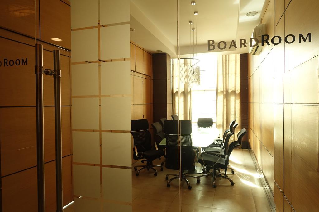 Luxury Condo At Forbeswood Parklane The Fort Bgc Макати Экстерьер фото